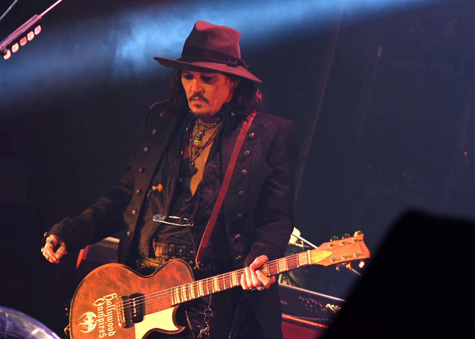 Джони Деп рухна в хотелска стая преди концерт на Hollywood Vampires
