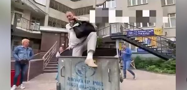 Залят с урина и хвърлен в боклука: Линчуваха бивш украински депутат ВИДЕО