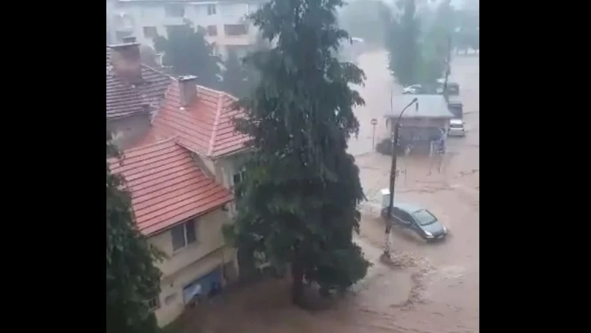 Библейско бедствие връхлетя Ботевград, всичко е под вода ВИДЕО