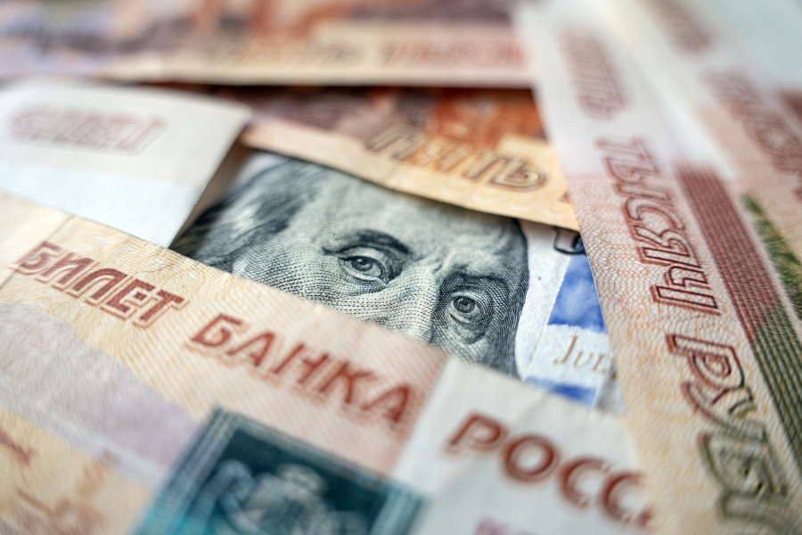 Рублата се срина до 14-месечно дъно спрямо долара 