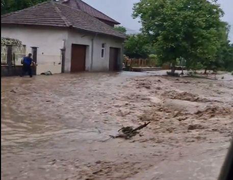 Етрополе е под вода, стихията влачи коли и домашни животни ВИДЕО 