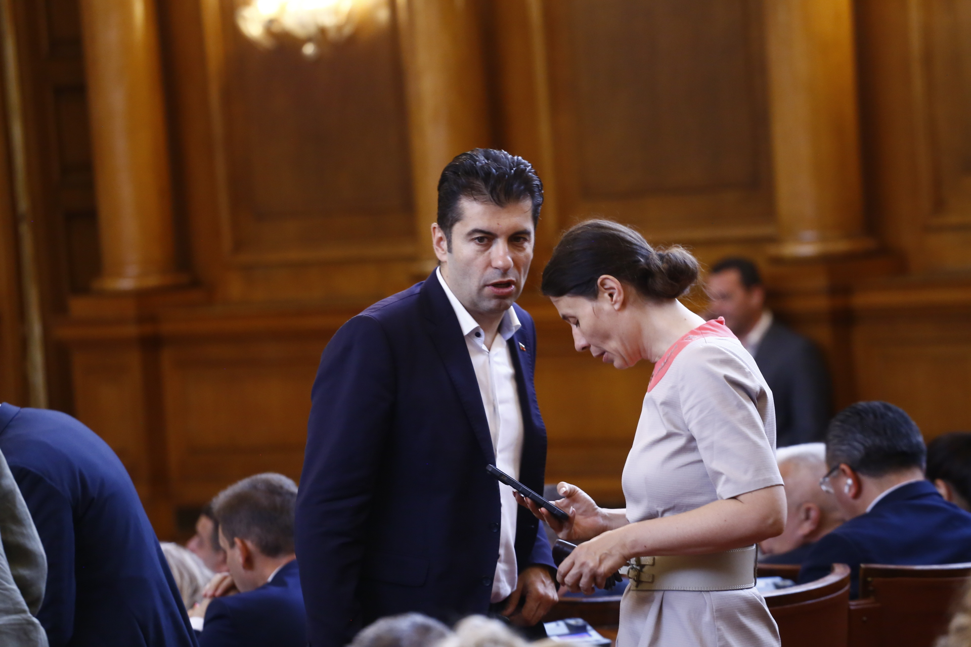Култова депутатка от ПП-ДБ легна спешно под ножа заради голям тумор