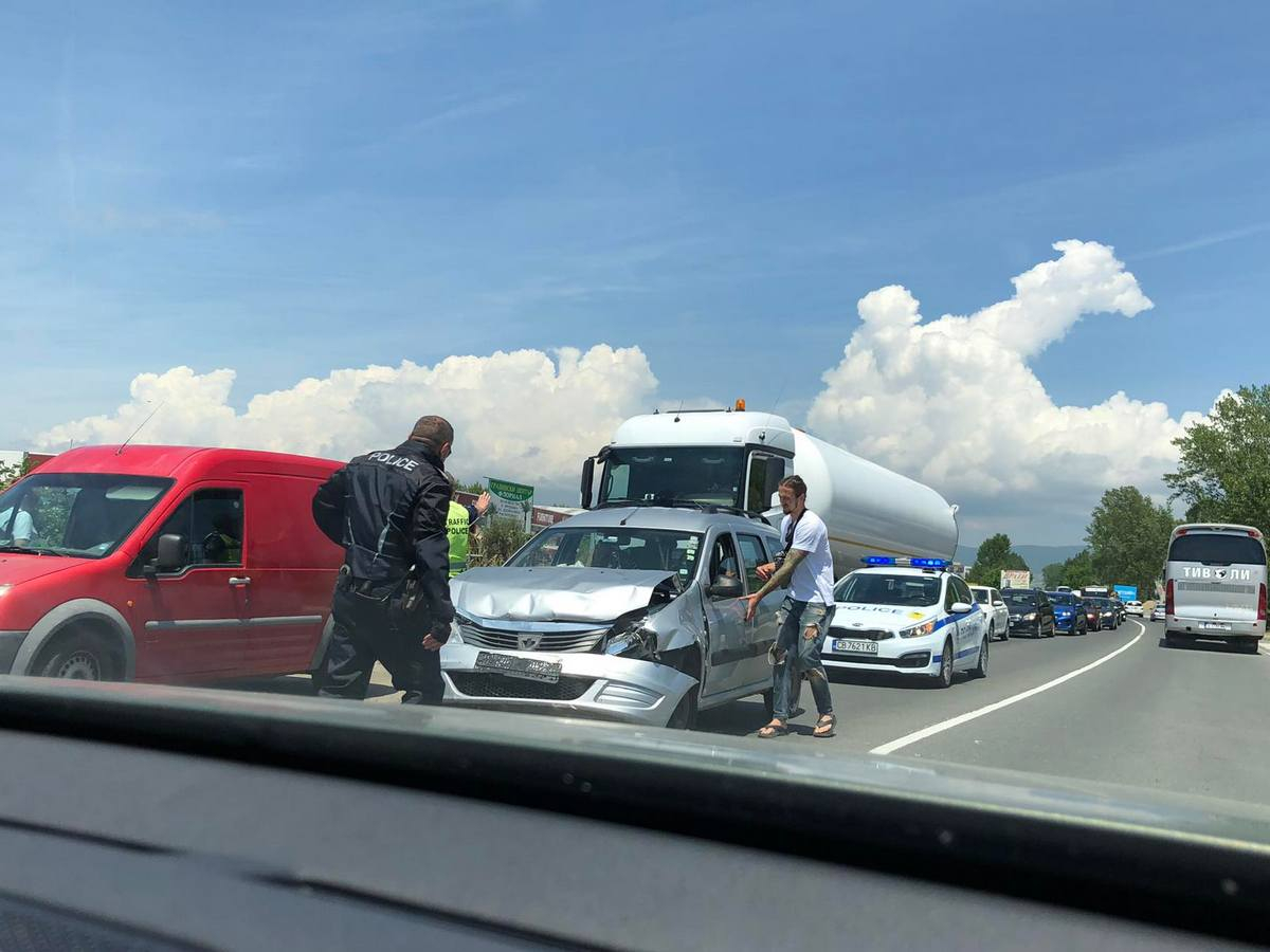 Извънредно! Меле парализира движението край Слънчев бряг СНИМКИ