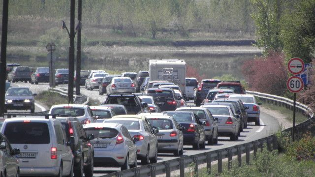 Такова задръстване посред бял ден Перник не помни, народът се юрна да... СНИМКИ