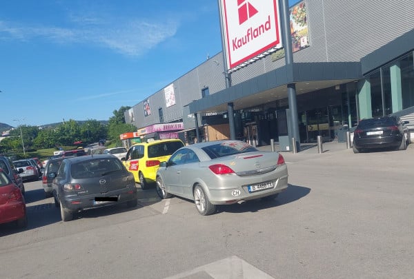 Мъж направи тези СНИМКИ на паркинг на Кауфланд във Варна и шашна с предложение 