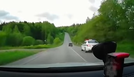 Зрелищно ВИДЕО показва защо не трябва да се опитвате да завивате със спукана гума