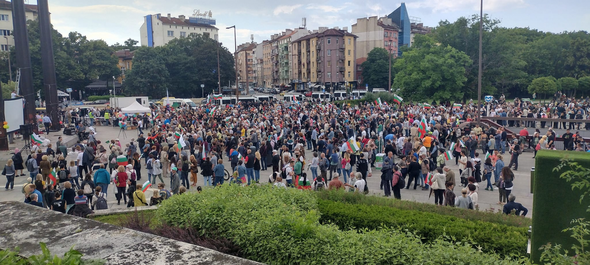 Столичани излязоха на мощен протест срещу изпращането на българско оръжие за Киев ВИДЕО