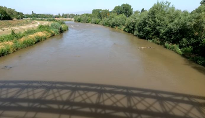 Смразяващо: Извадиха три тела от...