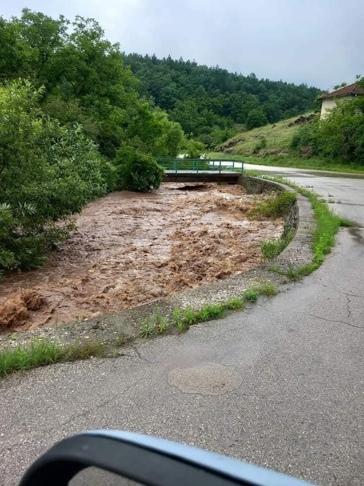 Нов воден апокалипсис в тези части на България, евакуират хора ВИДЕО