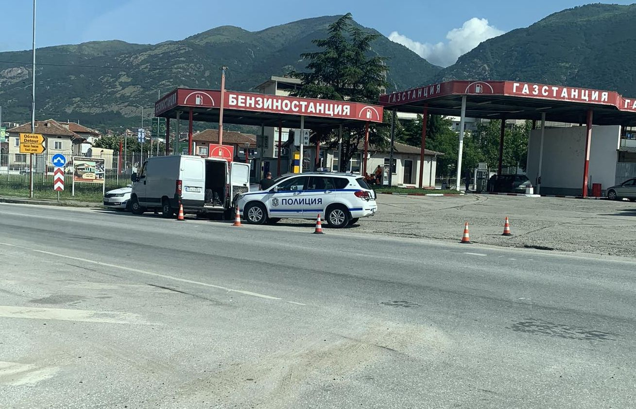 Първо в БЛИЦ! Натръшкаха зрелищно тумба мигранти в Карлово СНИМКИ