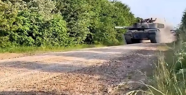 Британски танкове Challenger 2 се появиха на фронта в Украйна, контраофанзивата на Киев бе спряна от... ВИДЕО