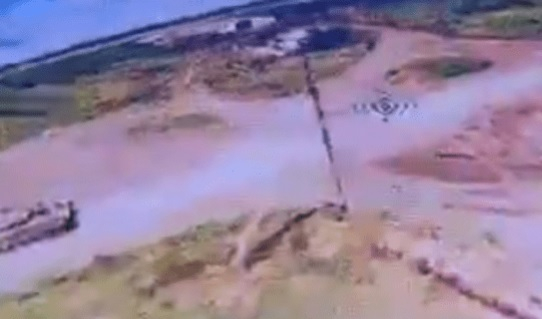 ВИДЕО от войната: Украински бойци унищожиха руски танк с дрон-камикадзе