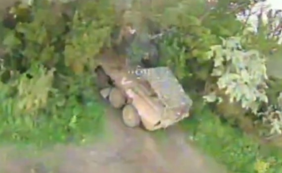 ВИДЕО от войната: Дрон-камикадзе на ВСУ удари рядък БТР-80 с ракетни установки