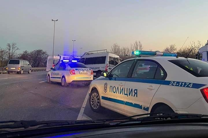 Бесен екшън с 11 бежанци в джип и полиция по Подбалканския път ВИДЕО