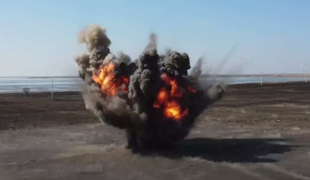 ВИДЕО от войната: Дронове-камикадзе унищожиха военен камион на ВСУ