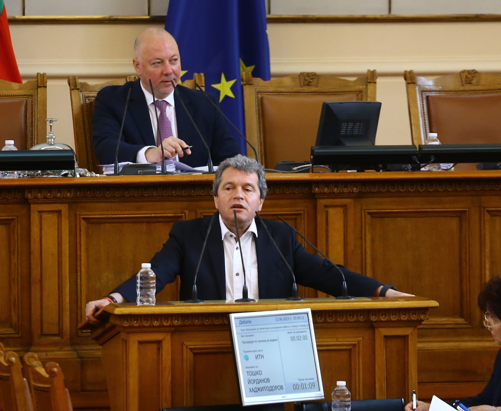 Палава обла пеперудка подпали бесен скандал в парламента! Тошко Йорданов сипе люти закани БЛИЦ TV