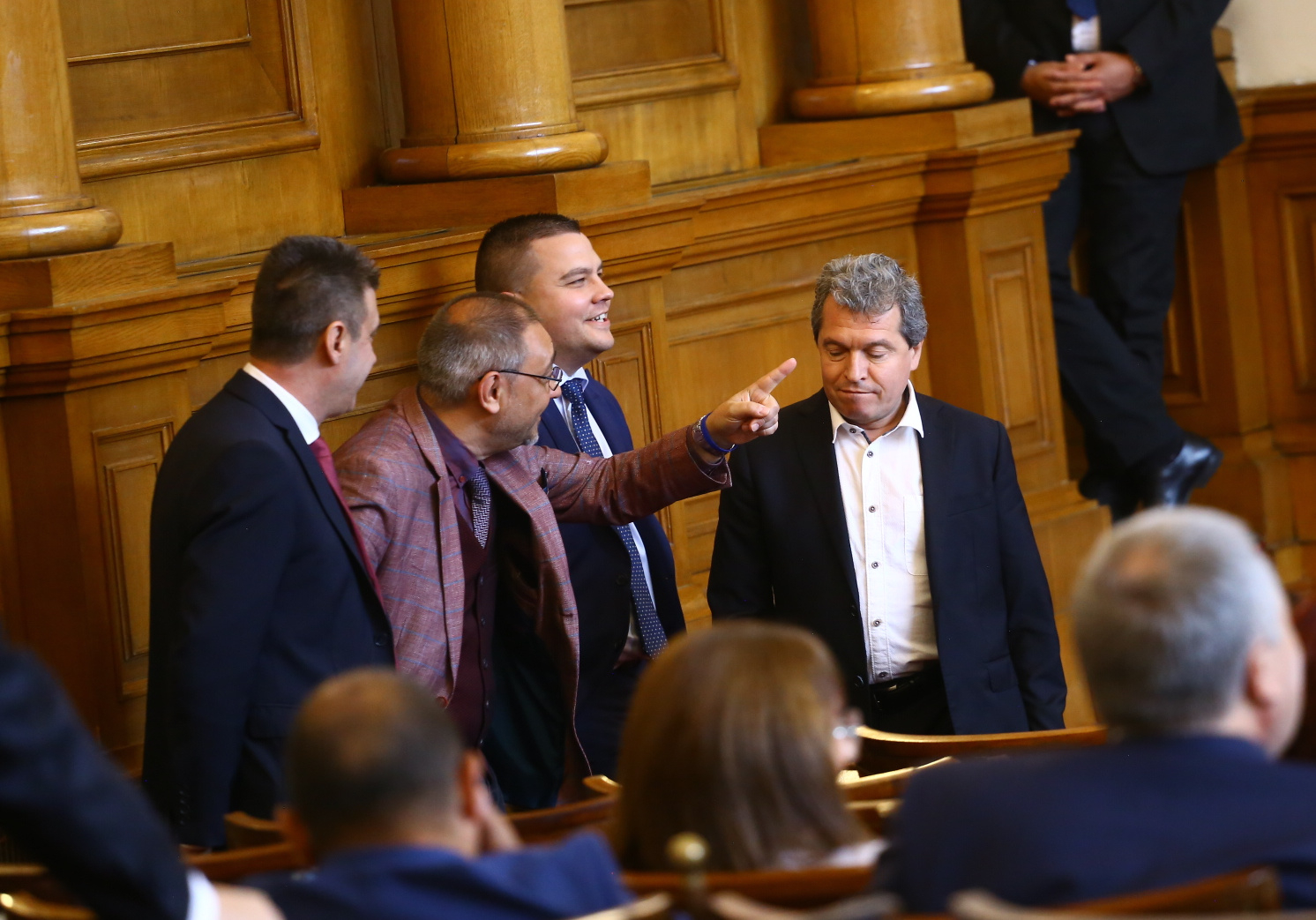 Палава обла пеперудка подпали бесен скандал в парламента! Тошко Йорданов сипе люти закани БЛИЦ TV