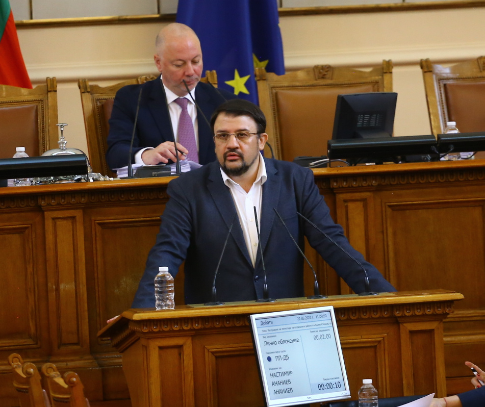 Палава обла пеперудка подпали бесен скандал в парламента! Тошко Йорданов сипе люти закани БЛИЦ TV