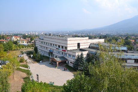 Италианският лицей в Горна баня се управлява от триумвират! Жалба срещу „сивия кардинал“ на лицея Александър Иванов