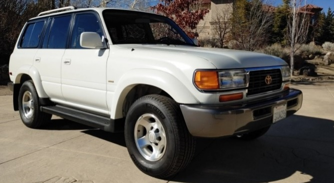 Капсула на времето: Намериха 26-г. Toyota Land Cruiser 80, като нов е СНИМКИ