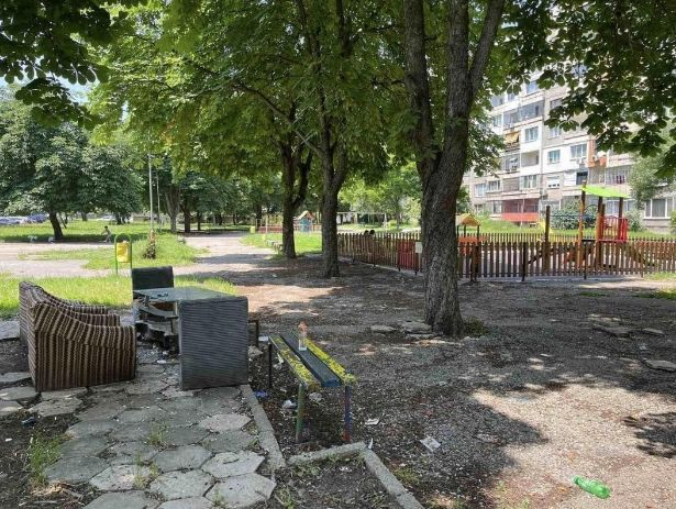 Уникална "дизайнерска" гледка на детска площадка в София СНИМКИ