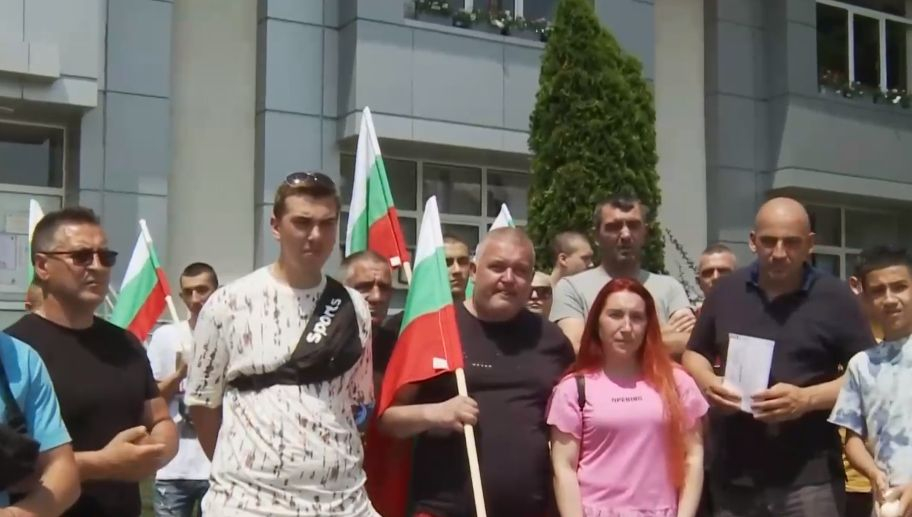 Мор посред лято в Радомир, местните не издържаха и се вдигнаха на бунт ВИДЕО