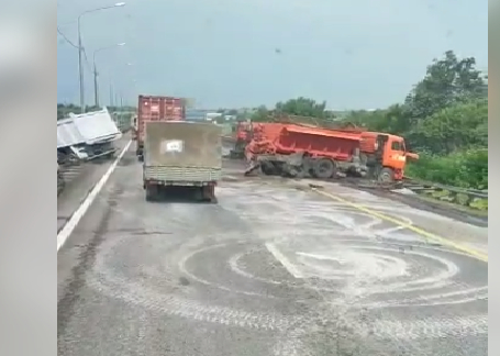ВИДЕО от войната: Колона на ЧВК "Вагнер" проби бариера от камиони на магистрала