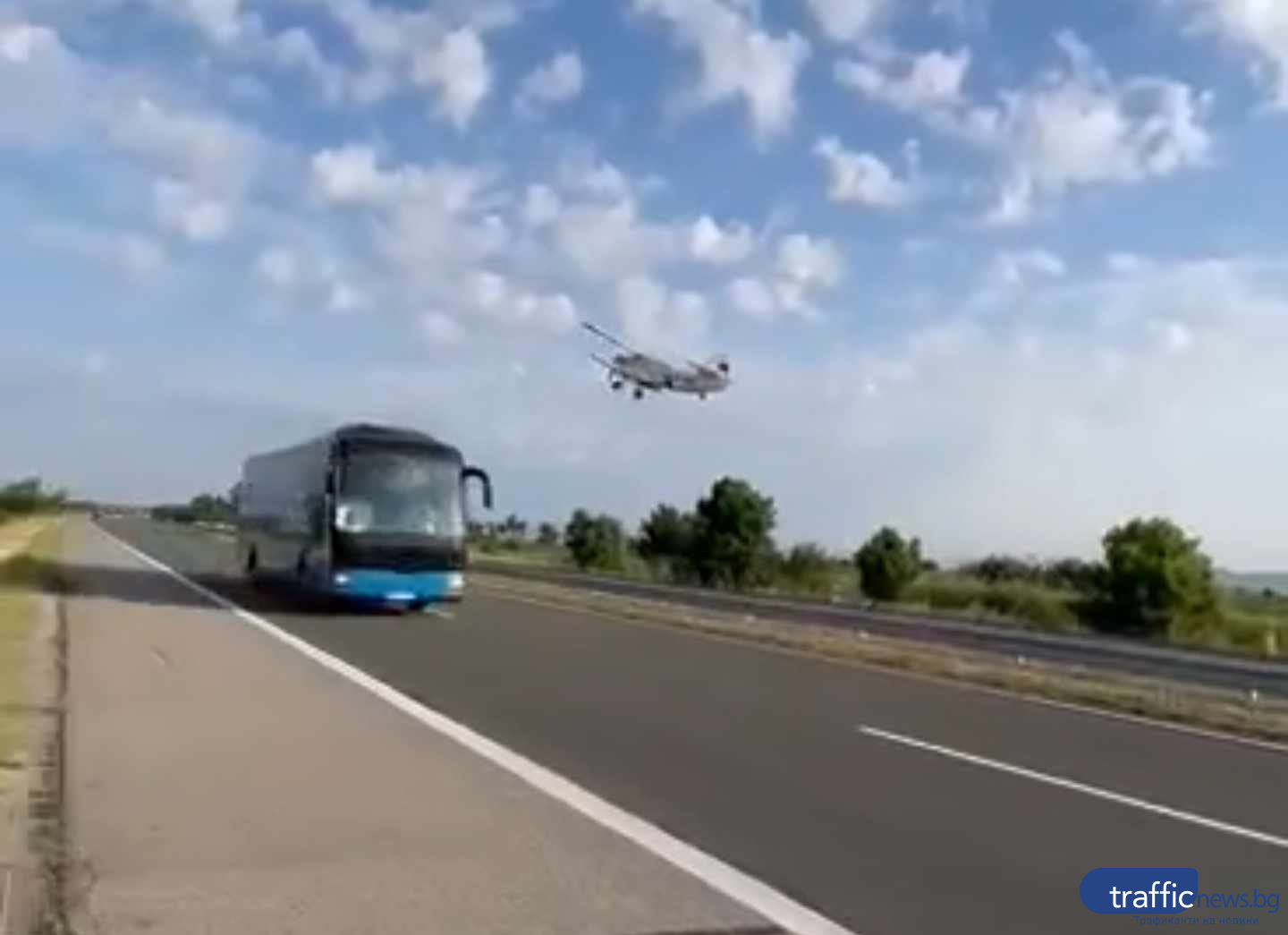 Опасна ситуация с малък самолет на АМ "Тракия", шофьорите изтръпнаха СНИМКИ 