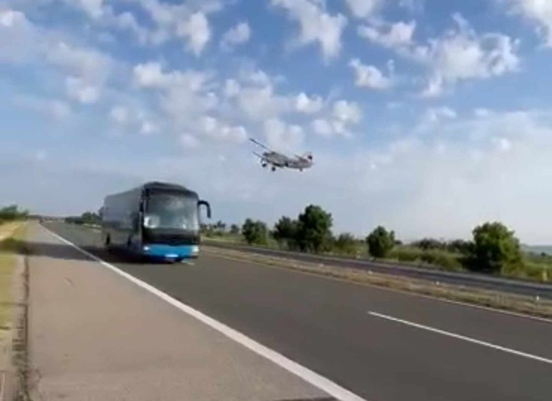 Опасна ситуация с малък самолет на АМ "Тракия", шофьорите изтръпнаха СНИМКИ 