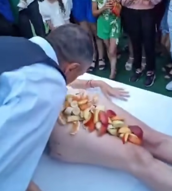  Потресаващо ВИДЕО 18+: 50-годишен яде от чисто "гола торта" пред погледа на невръстни деца 