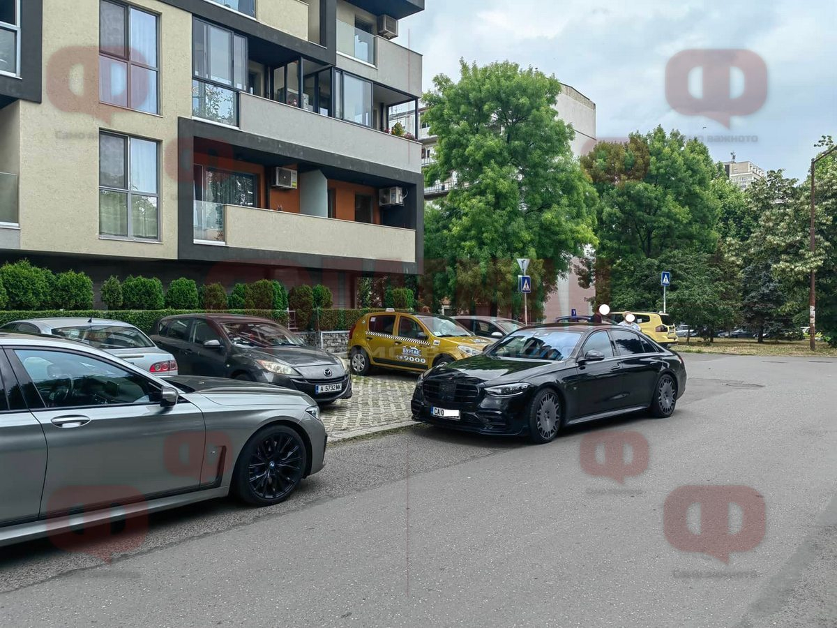 Зрелище в Бургас! Блондинка в учебна кола се тресна в суперскъп "Брабус" с тузарски номера СНИМКИ