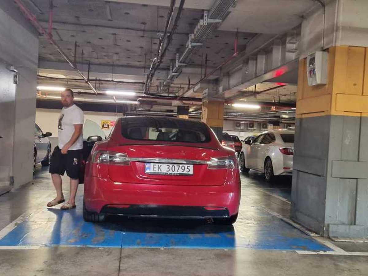 Дава ли ви повече права от другите шофьори покупката на Tesla? СНИМКА 