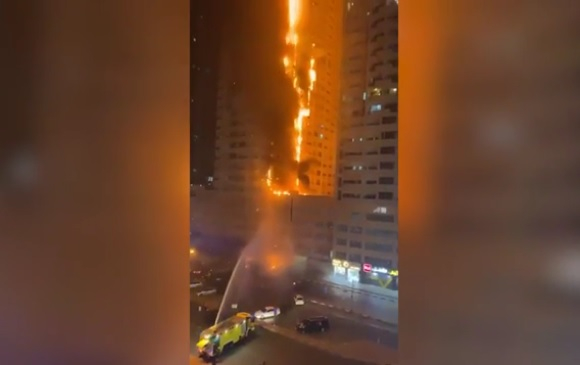 Голям пожар избухна в жилищен небостъргач в ОАЕ ВИДЕО