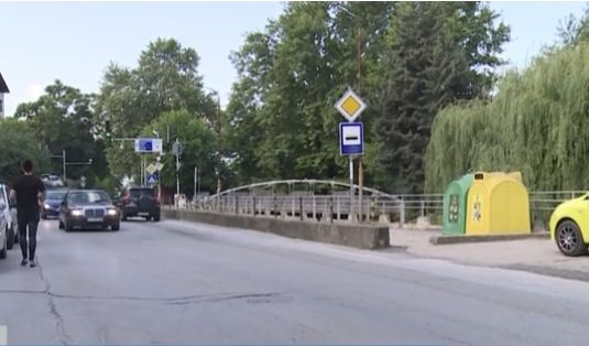 Много тревожни новини за двете деца, пометени на тротоар в Сандански 