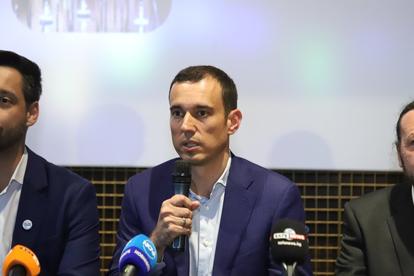 Кампания без нито един лев: Милионерът на ПП-ДБ иска детектор на лъжата, за да...
