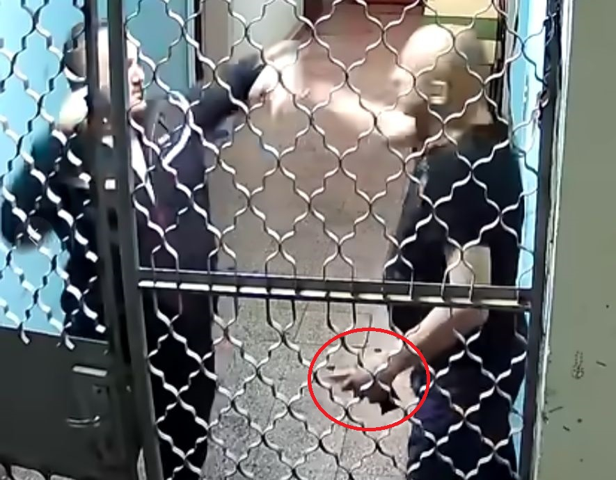 Бабаит с пистолет вилнее из София! Брутално ВИДЕО 18+