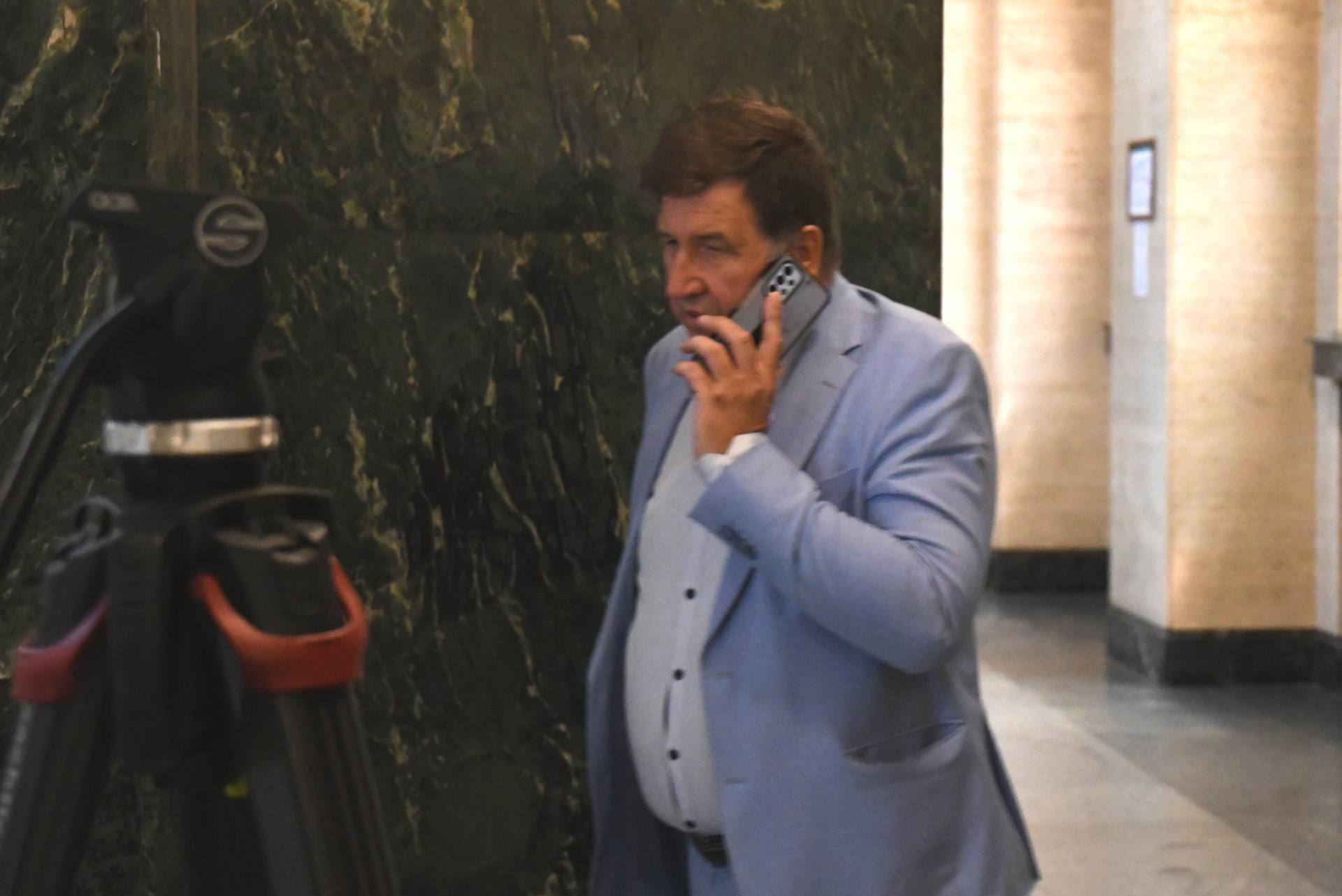 Брадат и окован с белезници: Ето го единия от участниците в масовия бой в "Люлин" СНИМКИ
