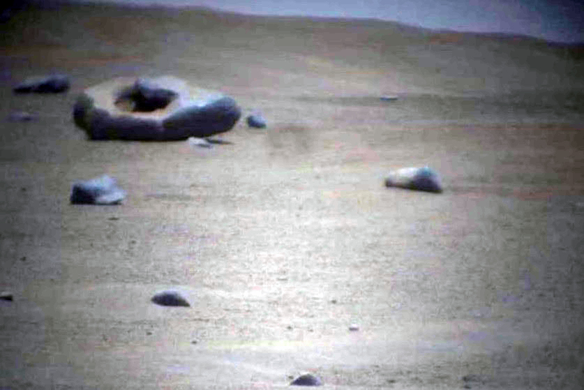 Учените изгубиха ума и дума от мистериозна поничка на Марс, заснета от марсоход