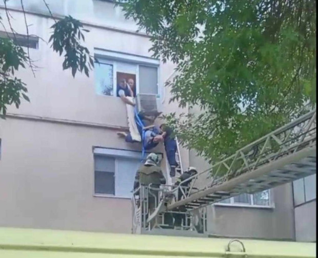Екстремна ситуация в Пловдив: Възрастен мъж увисна на климатик СНИМКА