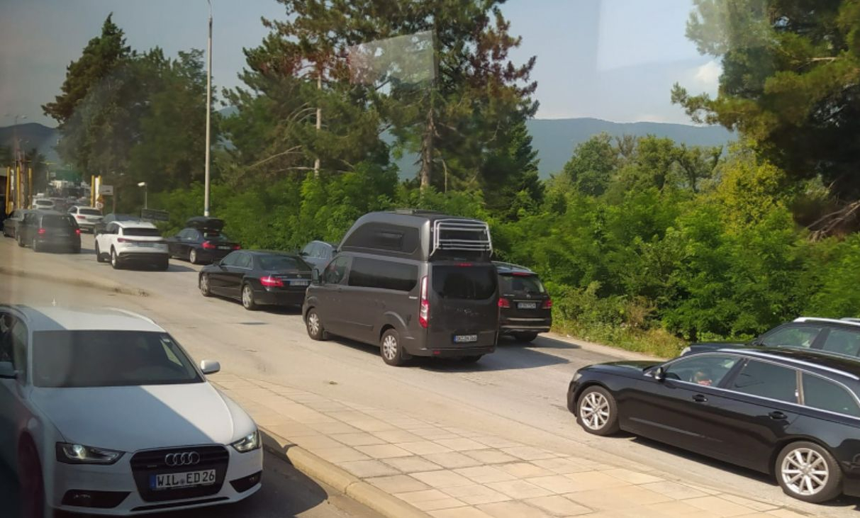 Ад по границата с Гърция, пътниците са отчаяни, а отгоре на всичко... СНИМКИ