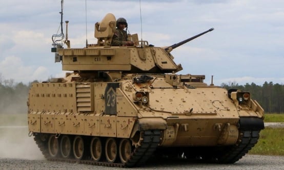 Украинска БМП Bradley е разкъсана на части след точно попадение на руски танк СНИМКИ