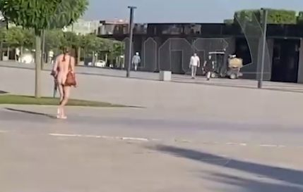 Млада рускиня се разходи чисто гола посред бял ден в парка, а сега... ВИДЕО 18+