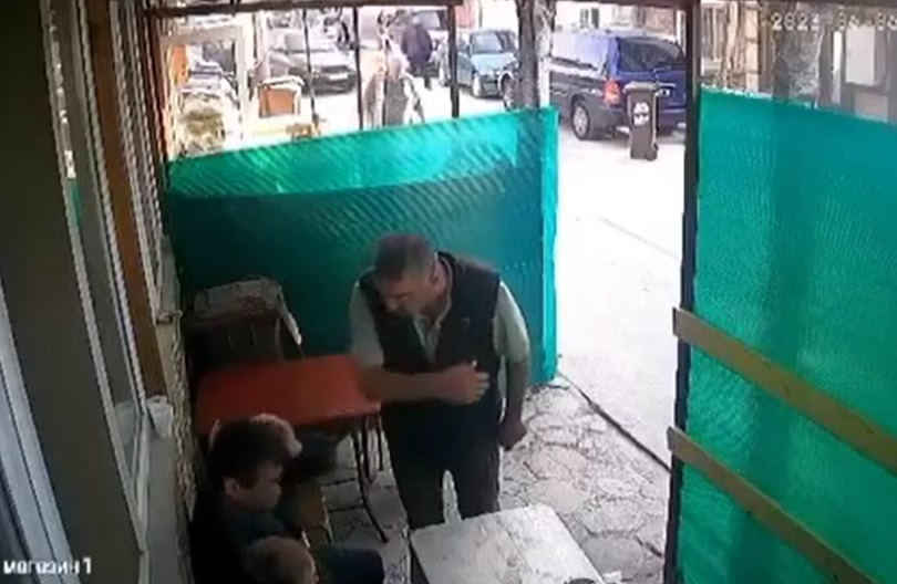 Потресаващо ВИДЕО: Озверял пазвантин пребива беден човечец в Брезница, селски първенец го насъсква: Дери! Дери!