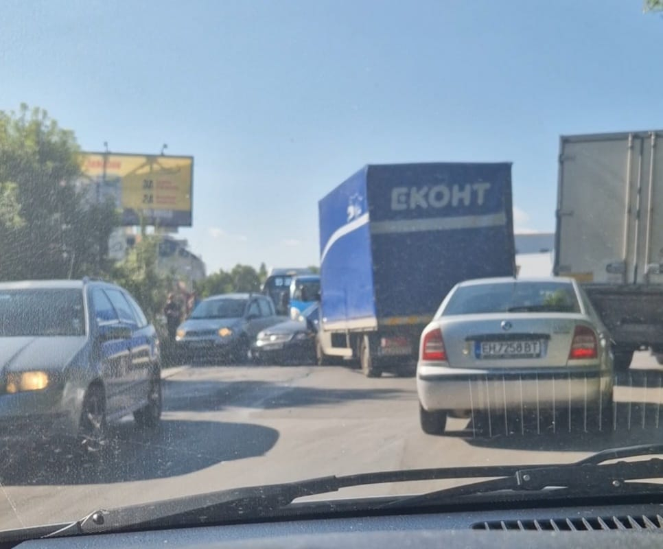Първо в БЛИЦ! Зрелищно меле край столичен мол СНИМКА