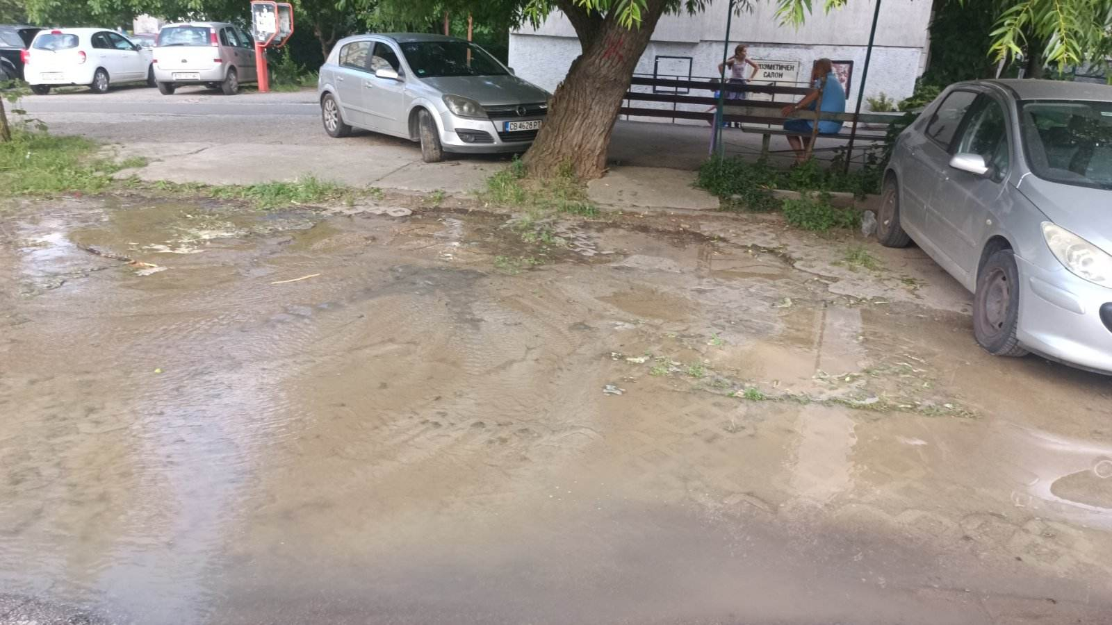 Сигнал до БЛИЦ: Взрив в "Дружба", страшна смрад, вода тече навсякъде СНИМКИ 