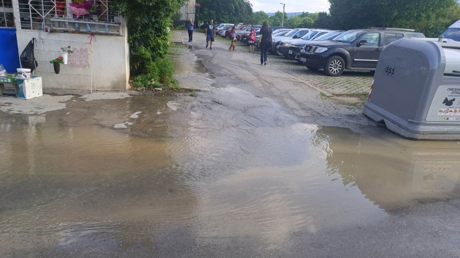 Сигнал до БЛИЦ: Взрив в "Дружба", страшна смрад, вода тече навсякъде СНИМКИ 