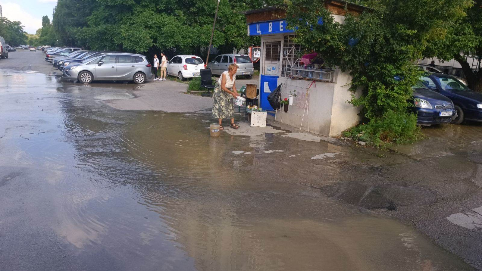 Сигнал до БЛИЦ: Взрив в "Дружба", страшна смрад, вода тече навсякъде СНИМКИ 
