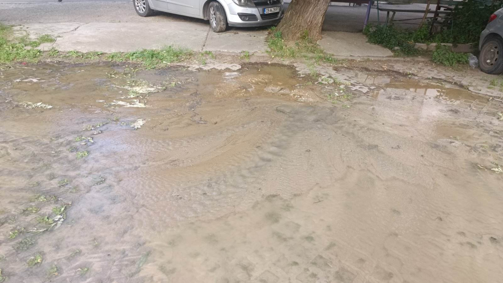 Сигнал до БЛИЦ: Взрив в "Дружба", страшна смрад, вода тече навсякъде СНИМКИ 