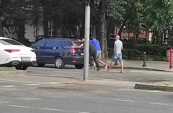 Всички в Пловдив говорят за тези мъже, които бяха седнали на маса, но ... СНИМКИ