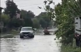 Мощна стихия помете Козлодуй, шофьори закъсаха в пороя ВИДЕО 